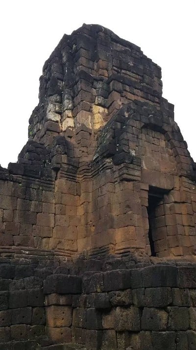 ท่ามกลางบรรยากาศที่ธรรมชาติมีฉากหลังเป็นทิวเขาเเละสายน้ำ