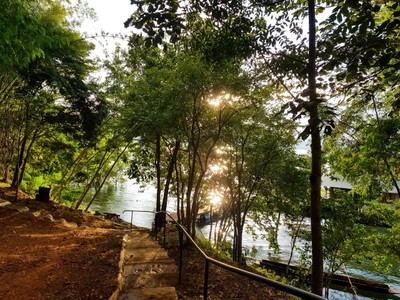 สำหรับใครที่เหนื่อยล้า จากการเดินทางที่พักมีรถรับ-ส่งไว้ให้บริการ