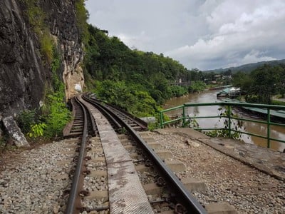 ท่ามกลางบรรยากาศที่ธรรมชาติมีฉากหลังเป็นทิวเขาเเละสายน้ำ