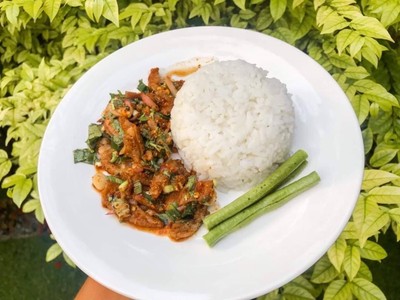 ข้าวยำหมูย่างแซ่บซี้ด