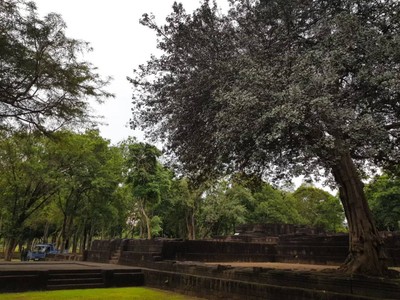 ท่ามกลางบรรยากาศที่ธรรมชาติมีฉากหลังเป็นทิวเขาเเละสายน้ำ