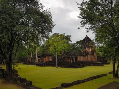 ท่ามกลางบรรยากาศที่ธรรมชาติมีฉากหลังเป็นทิวเขาเเละสายน้ำ