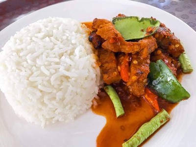 ข้าวราดพริกแกงหมูย่าง