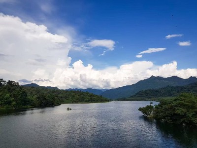 ท่ามกลางบรรยากาศที่ธรรมชาติมีฉากหลังเป็นทิวเขาเเละสายน้ำ