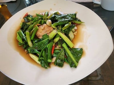 ผัดคะน้าปลาเค็มเกาะช้าง