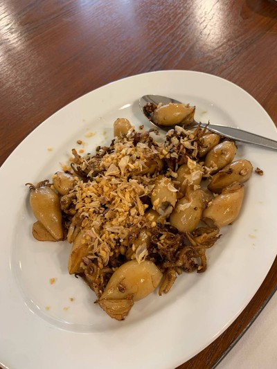 ปลาหมึกยัดไส้ทอดกระเทียม (กลาง)