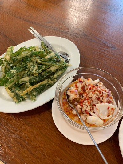 ยำผักบุ้งกรอบ