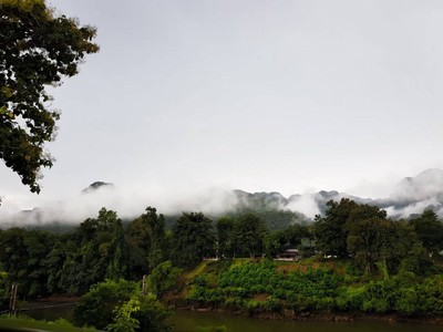 สัมผัสไอหมอก พร้อมกับการยืนมองวิวทิวทัศน์ที่เขียวชอุ่มและสายน้ำ สูดอากาศสดชื่น