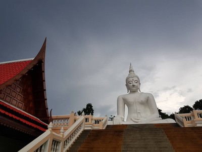 ท่ามกลางบรรยากาศที่ธรรมชาติมีฉากหลังเป็นทิวเขาเเละสายน้ำ