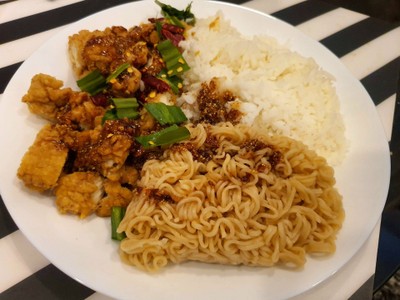 ข้าวไก่ทอดซอสแจ่วแซ่บ