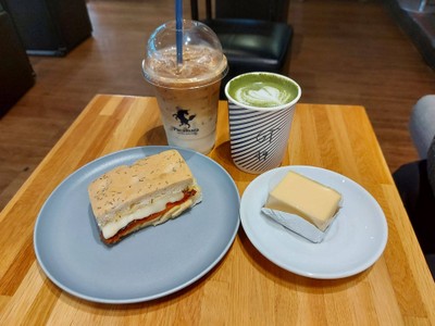 อาหาร หรือ เครื่องดื่ม