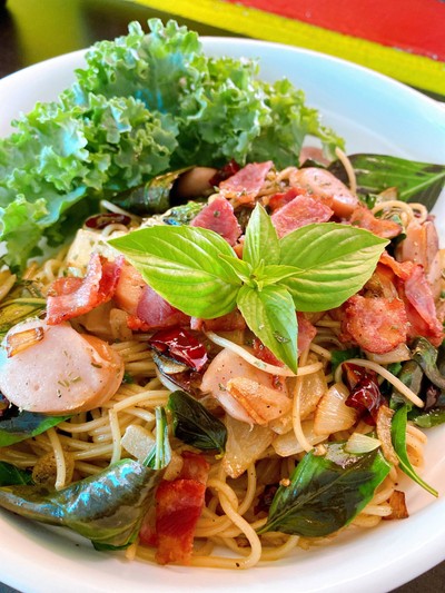 สปาเก็ตตี้พริกแห้งเบค่อนไส้กรอก