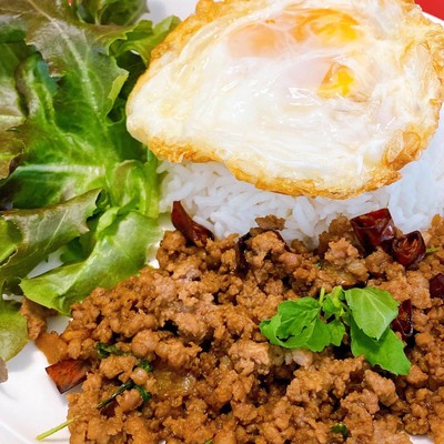 ข้าวกระเพราหมูสับพริกแห้ง