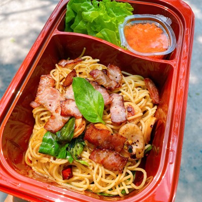 สปาเก็ตตี้พริกแห้งเบค่อนไส้กรอก+ไข่กุ้ง