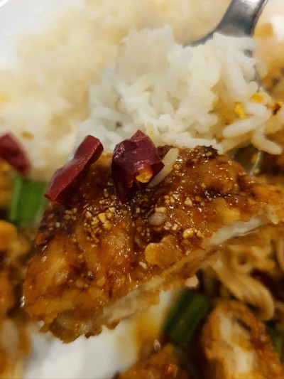 ข้าวไก่ทอดซอสแจ่วแซ่บ
