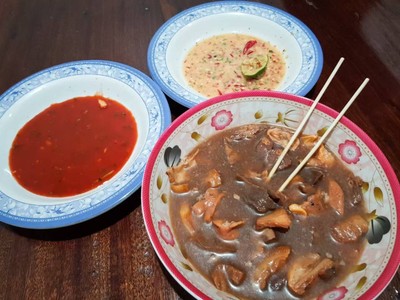 รสชาติออกพะโล้อ่อนๆ มีน้ำจิ้มให้สองแบบ