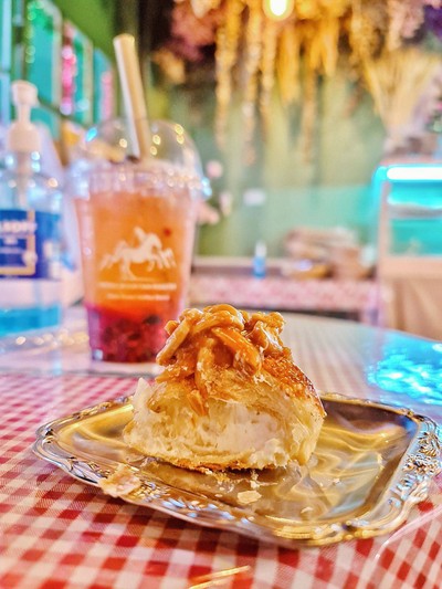 Caramel Nutty Mini Croissant มินิครัวซองต์ไส้ครีมคาราเมลถั่ว