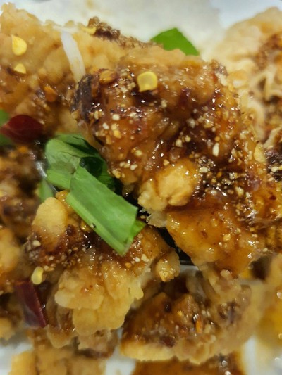 ข้าวไก่ทอดซอสแจ่วแซ่บ