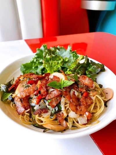 สปาเก็ตตี้พริกแห้งเบค่อนไส้กรอก