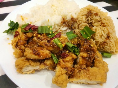 ข้าวไก่ทอดซอสแจ่วแซ่บ