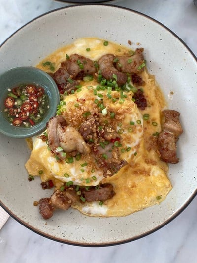 ข้าวไข่ข้นหมูกรอบพริกเกลือ