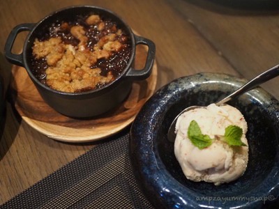 Apple cobbler with Caramelized Apples, Crumble, Caramel Ice Cream
