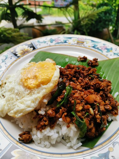 ข้าวกระเพราหมูสับไข่ดาว
