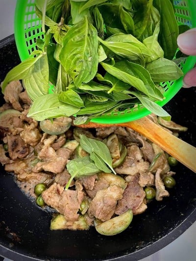 วิธีทำ เขียวหวานหมูผัดแห้ง วิธีทำ เขียวหวานหมูผัดแห้ง