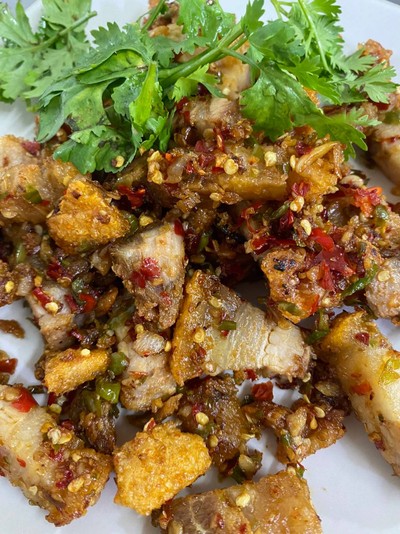 หมูกรอบผัดพริกเกลือ