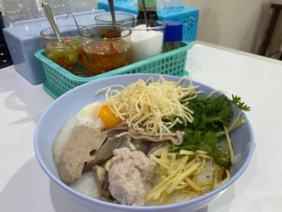 โจ๊กรวมหมูใส่ไข่