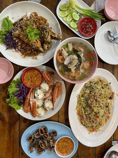 กั้งทอดกระเทียม เด็ดมาก👍 ข้าวผัด ห้ามพลาด 👍