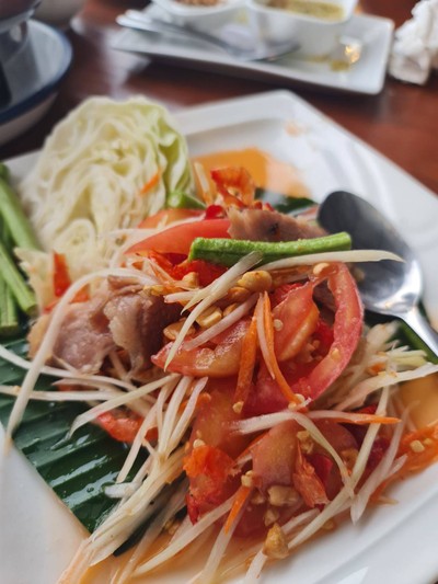 ส้มตำคอหมูย่างแหละ หวานๆ กินกับเบียร์ อร่อย