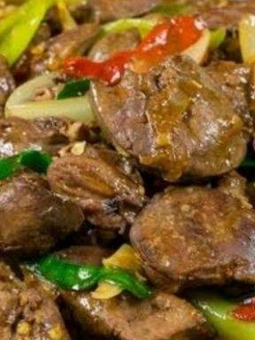 ข้าวราดเครื่องในไก่ผัดพริกหยวก
