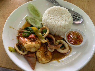 ทะเลผัดพริกแกงราดข้าว+ไข่ดาว