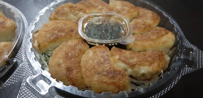 เกี๊ยวซ่าไส้หมูสับ 1 กล่องมี 8 ชิ้นพร้อมน้ำจิ้มเกี๊ยวซ่า และน้ำจิ้มชีส