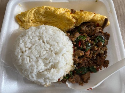 ข้าวราดกระเพราเป็ดสับ พร้อมไข่ดาว พิเศษ