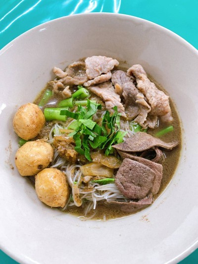 ก๋วยเตี่ยวเรือ น้ำตกหมู