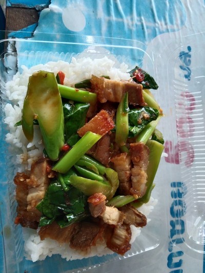 คะน้าหมูกรอบ