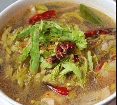 ต้มยำเนื้อไก่ใบมะขามอ่อน