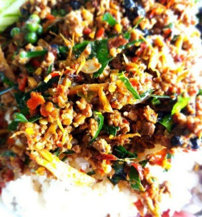ข้าวผัดเผ็ดนกสับ