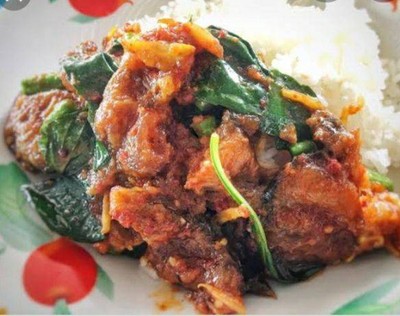 [อร่อยซ่ากับโค้ก] ข้าวปลาดุกทอดกรอบผัดเผ็ด +  โค้ก ไม่มีน้ำตาล (กระป๋อง) 