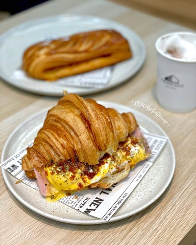 Egg Benedict Croissant