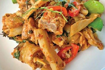 ไก่บ้านผัดหน่อไม้ดอง