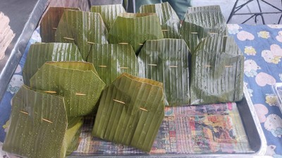อร่อยมาก  20 บาท กินคู่กับข้าวกล่องต่างๆ ถือมาร้อยเดียวมีทอน
