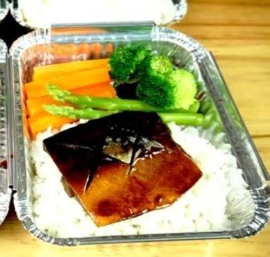 ข้าวหน้าปลาซาบะ   2กล่อง +โค้ก1แก้ว  32.ราคา  ฿  200บ... ซอสเทอริยากิ