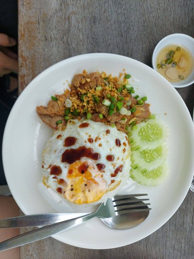 ข้าวหมูกระเทียมไข่ดาว