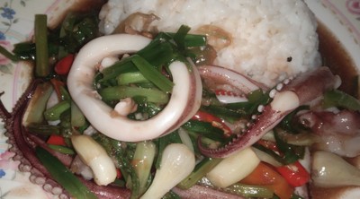 หมึกผัดคื่นไฉ้ราดข้าว