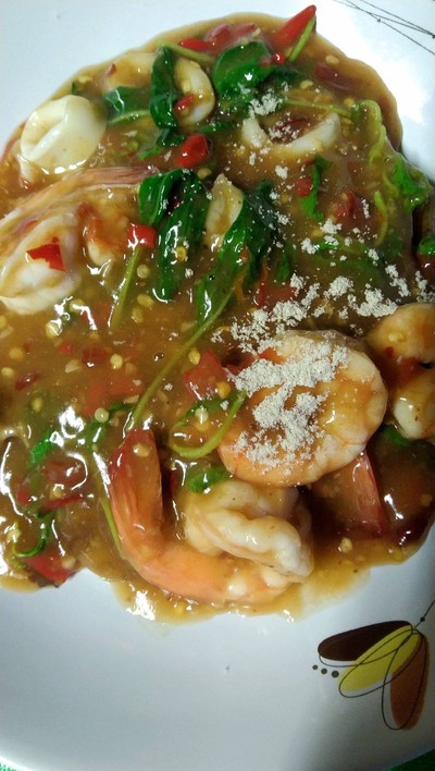 กระเพราราดหน้า