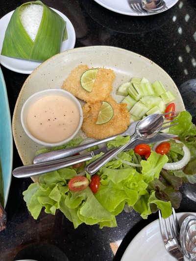 สลัดไก่ทอดมะนาว