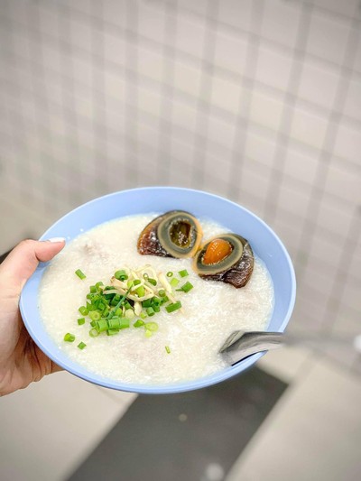 โจ๊กหมูใส่ไข่เยี่ยวม้า